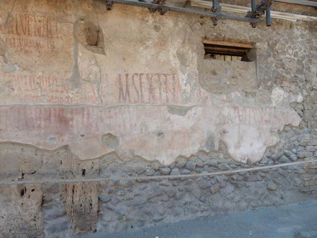 IX.12.7 Pompeii. May 2017. Graffiti between IX.12.6 and IX.12.7.  Photo courtesy of Buzz Ferebee.
