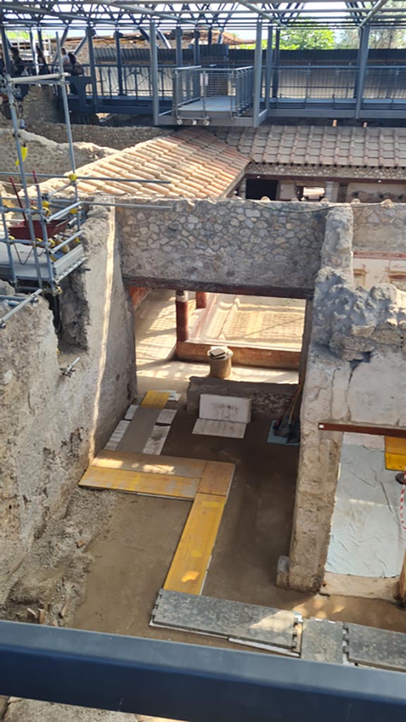 IX.12.A/IX.12.9 Pompeii. June 2024. 
Looking east towards peristyle through PAP room 17, from atrium, room 2. 
Photo courtesy of Giuseppe Ciaramella.
