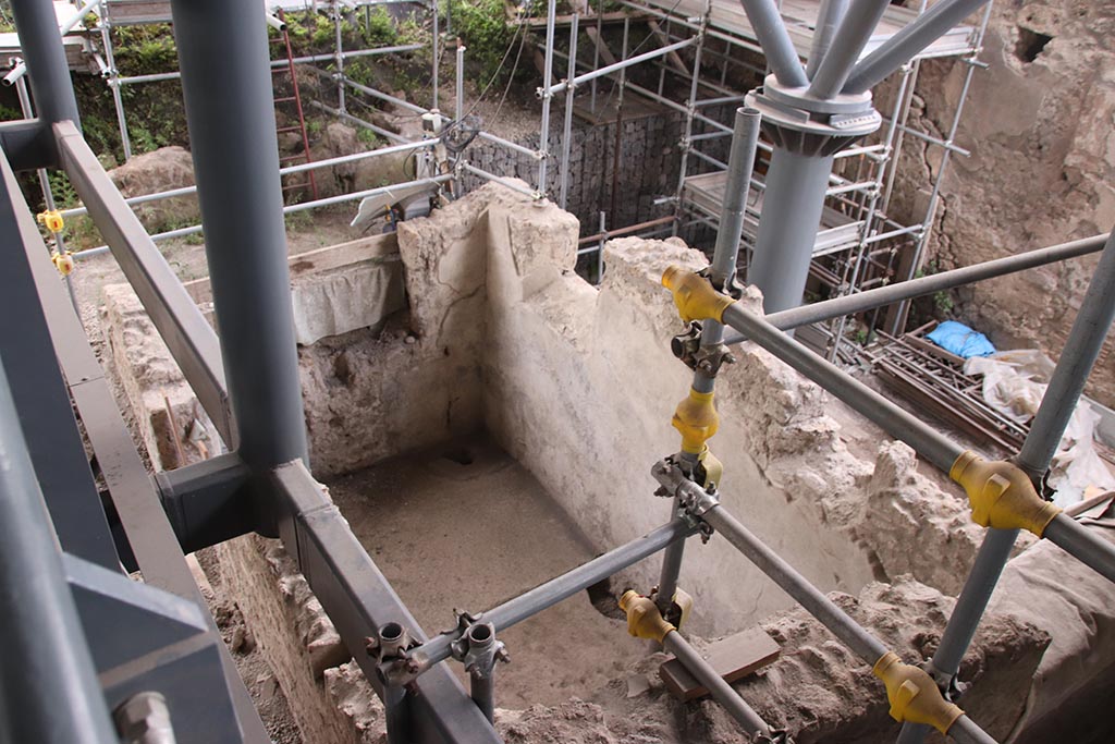 IX.12.B Pompeii. October 2024. Room 22 in north-east corner of Insula, looking north. Photo courtesy of Klaus Heese.