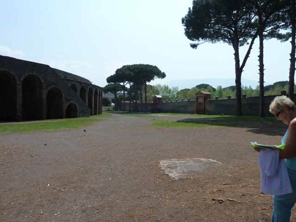 Piazzale Anfiteatro. May 2010. Looking south, Amphitheatre on the left, Grand Palestra on the right.