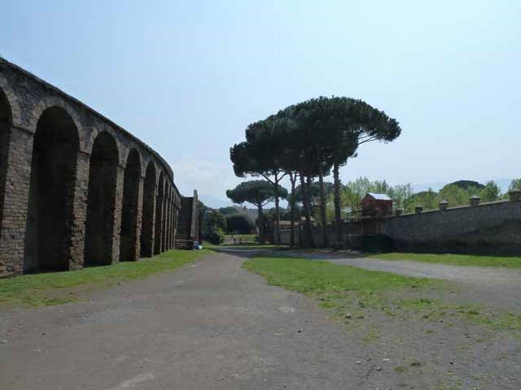 Piazzale Anfiteatro. May 2010. Looking south, Amphitheatre on the left, Grand Palestra on the right.