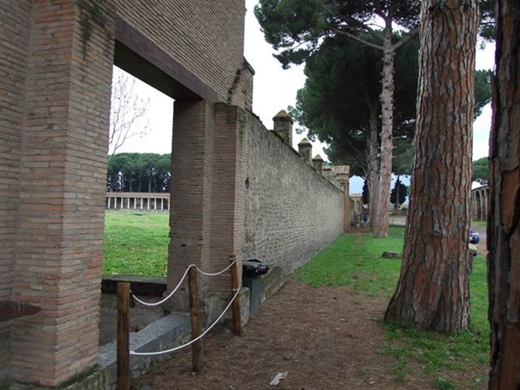 Piazzale Anfiteatro. West side. Looking north along east wall of the Palestra from II.7.1. December 2006.