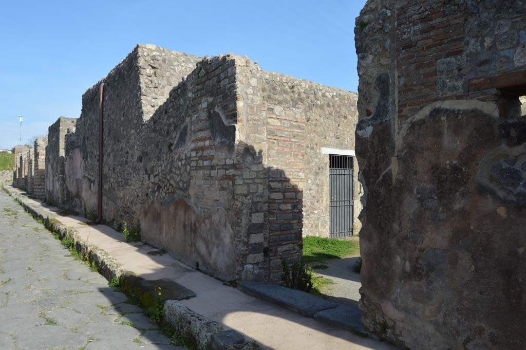 Unnamed vicolo between IX.2 and IX.3, Pompeii. March 2019. Looking east along south side of roadway from IX.2.27.
Foto Taylor Lauritsen, ERC Grant 681269 DÉCOR.

