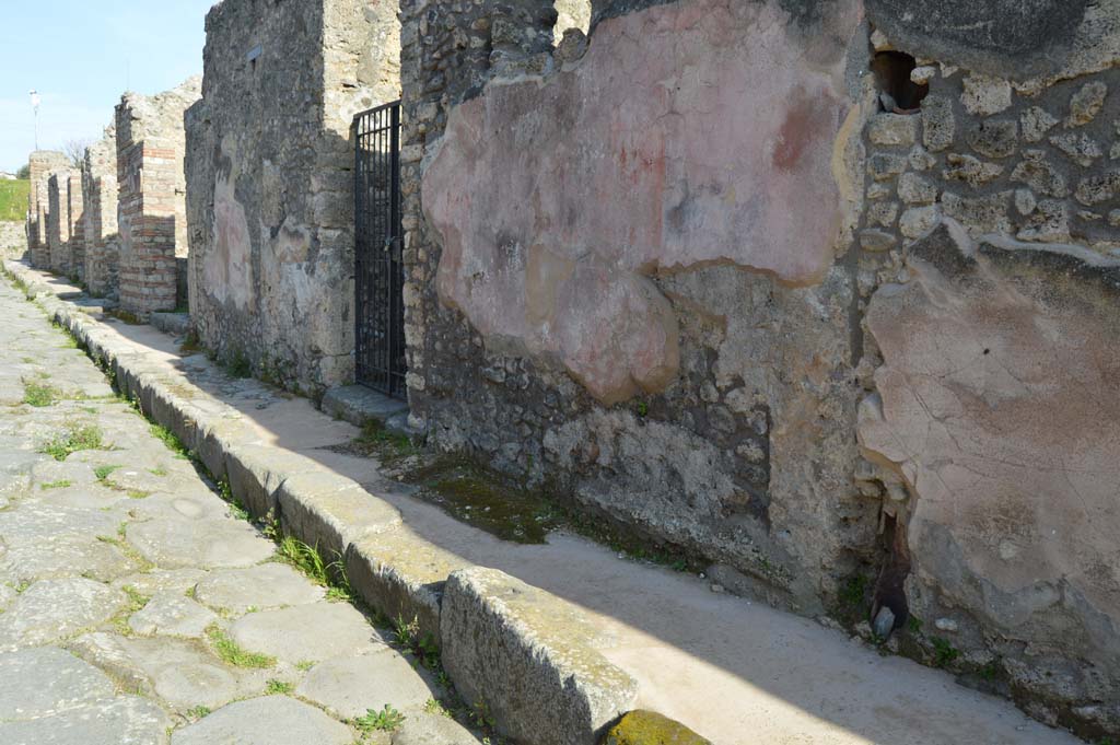 Unnamed vicolo between IX.2 and IX.3, Pompeii. March 2019. Looking east along south side of roadway from IX.2.26.
Foto Taylor Lauritsen, ERC Grant 681269 DÉCOR.
