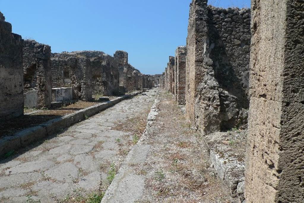 Unnamed vicolo between IX.7 and IX.6. July 2010. Looking west from east end of vicolo from near IX.6.f towards Via Stabiana. Photo courtesy of Michael Binns.