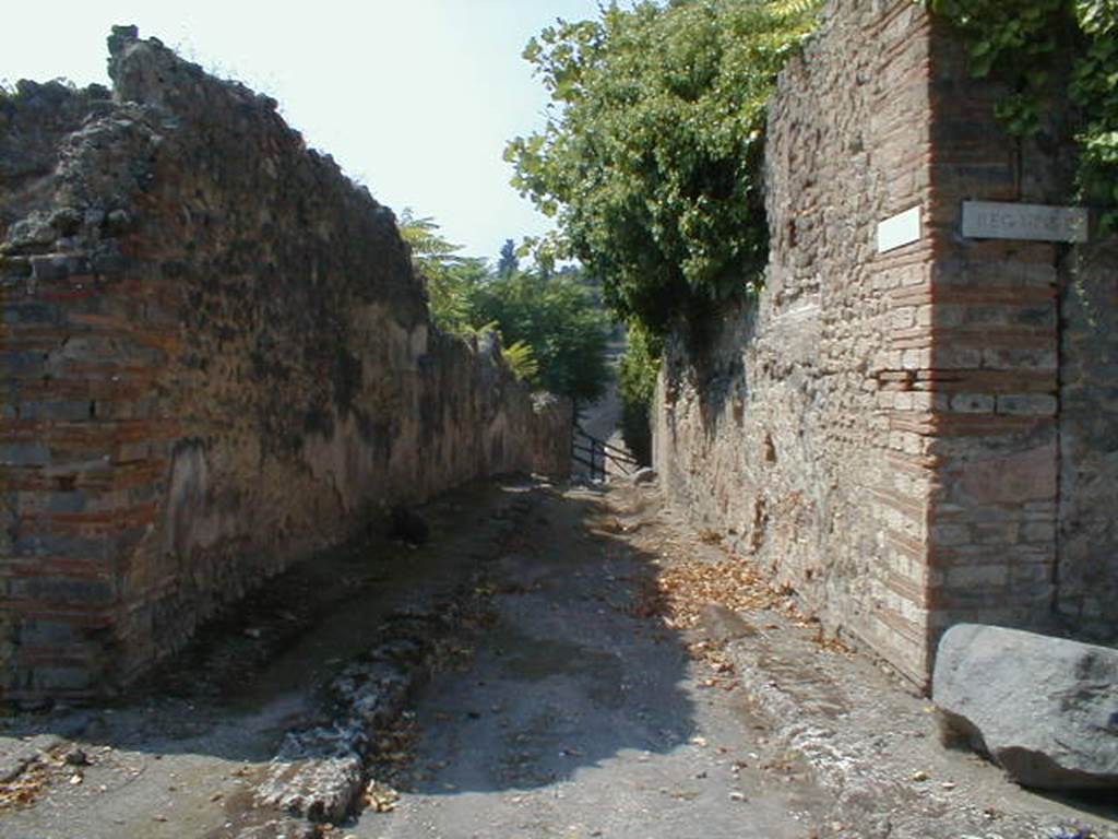 Unnamed vicolo between I.2 and I.3. Looking west from the junction with Vicolo del Citarista. September 2004.