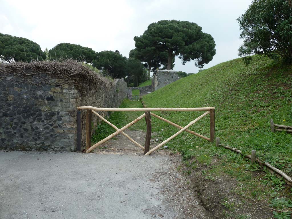 Unnamed Vicolo running west from Porta Nocera. May 2010. Junction with Vicolo dei Fuggiaschi. Looking east to Porta Nocera.