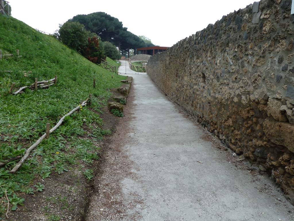 Unnamed Vicolo running west from Porta Nocera. May 2010. Looking west along I.21.