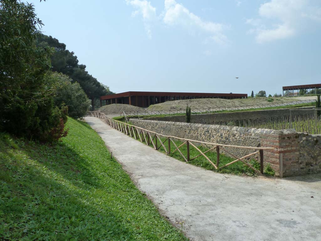 Unnamed Vicolo running west from Porta Nocera. May 2010. Looking west along I.22.