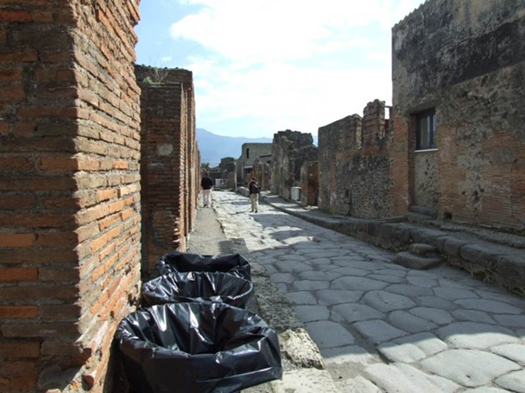 Via Consolare between VI.3 and VI.17. Looking south from VI.3.1. March 2009.