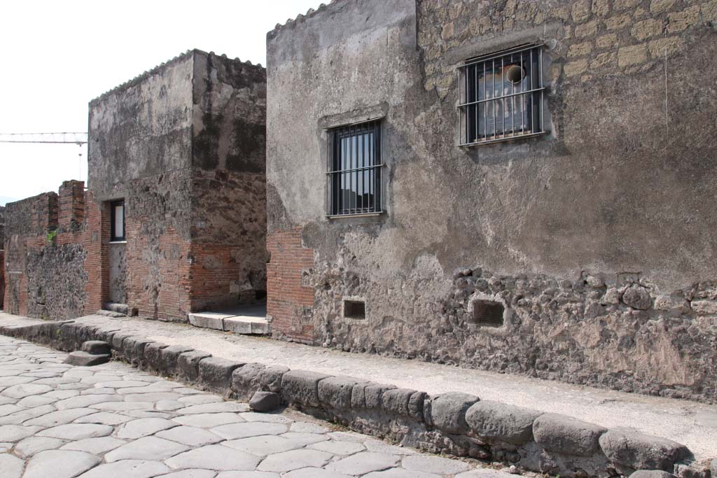 Via Consolare, west side, Pompeii. September 2021. Looking south along VI.17, near doorway at VI.17.27. Photo courtesy of Klaus Heese.