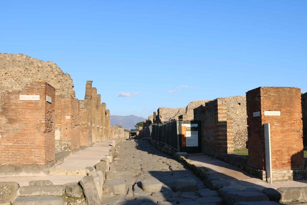 Via di Nola, Pompeii. December 2018. Looking east from the crossroad.
Looking east between V.1, on left, and IX.4, on right, from junction with Via del Vesuvio, on left, and Via Stabiana, on right. 
Photo courtesy of Aude Durand.

