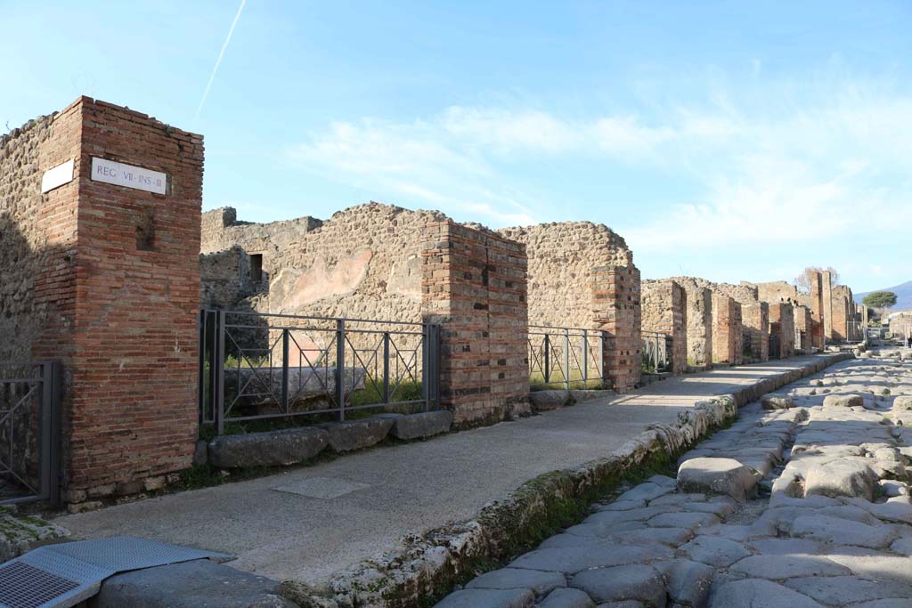 Via Stabiana, west side, Pompeii. December 2018. 
Looking north along insula from VII.3.1, from junction with Vicolo del Panettiere. Photo courtesy of Aude Durand.
