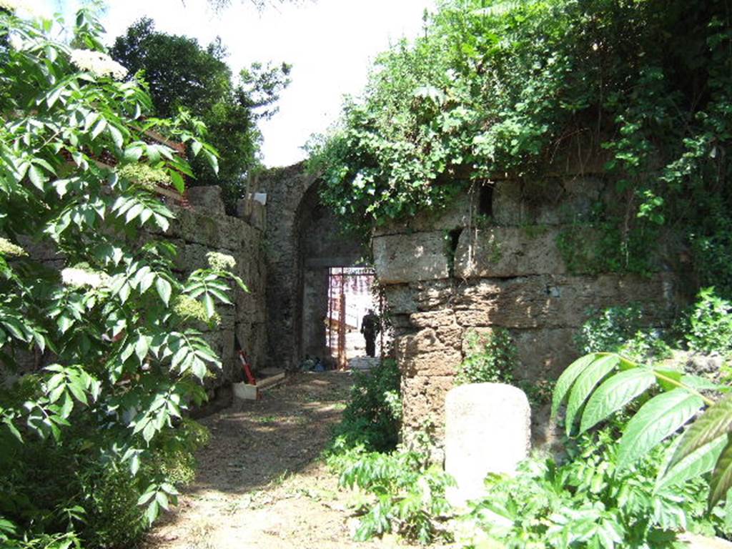 Via Stabiana. May 2006. Looking north through the Stabian Gate from outside the city walls. 