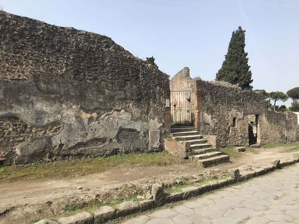 Via dei Sepolcri, west side, April 2019. Looking north along the exterior façade of the Villa of Diomedes. 
Photo courtesy of Rick Bauer.
