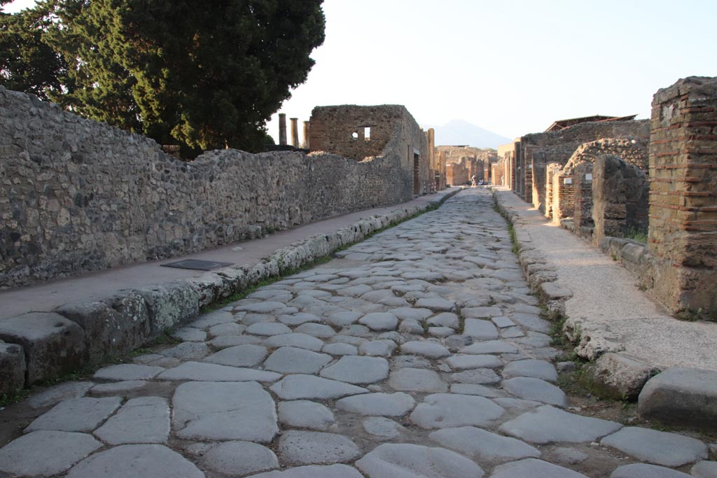 Via dei Teatri, Pompeii, between VIII.5 and VIII.4. October 2023. 
Looking north from junction with Via del Tempio d’Iside. Photo courtesy of Klaus Heese.
