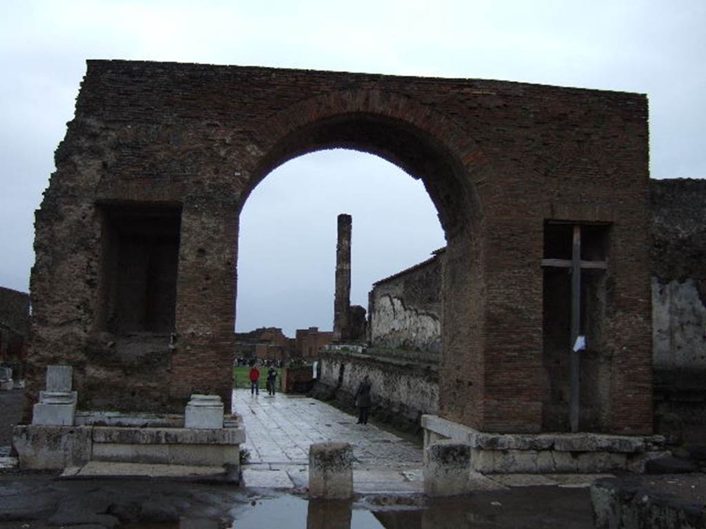 Forum Arch. December 2005. Looking south from Via del Foro into the Forum. 