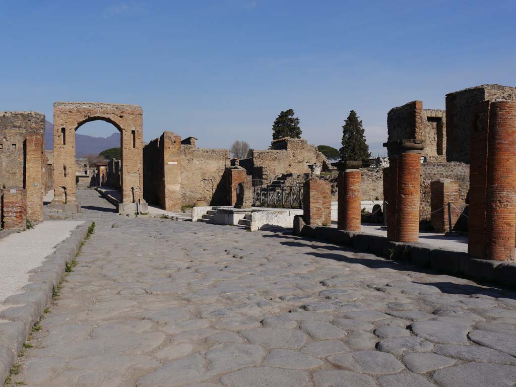 Via del Foro, Pompeii. March 2019. Looking north along east side with Temple of Fortuna, in centre.
Foto Anne Kleineberg, ERC Grant 681269 DÉCOR.

