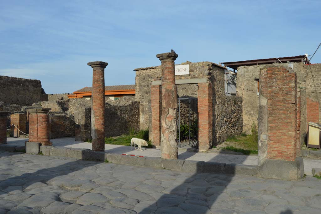 Via del Foro, east side, Pompeii. March 2019. Pilaster/column at south end of portico, on right, outside VII.4.12.
Foto Taylor Lauritsen, ERC Grant 681269 DCOR


