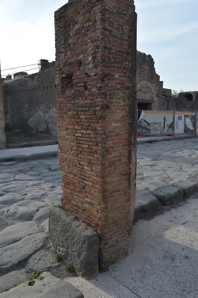 Via del Foro, east side, Pompeii. March 2019. 
Detail of pilaster/column at south end of portico, looking north-west. 
Foto Taylor Lauritsen, ERC Grant 681269 DCOR.
