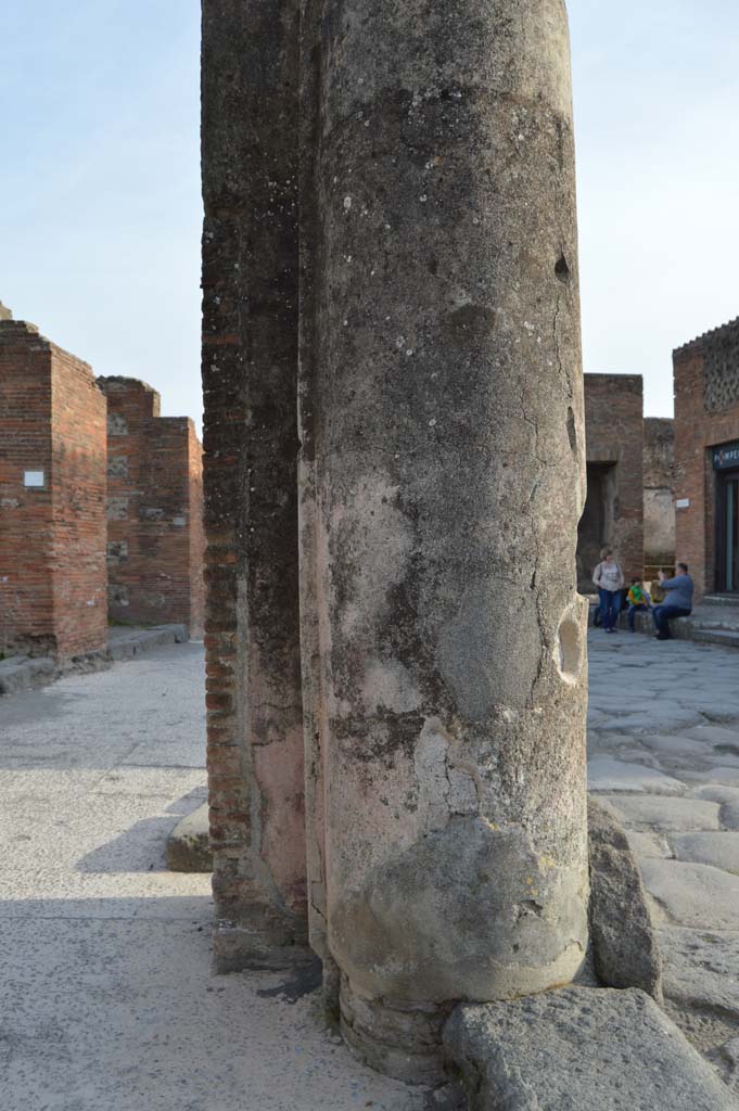 Via del Foro, east side, Pompeii. March 2019. 
Detail of pilaster/column at south end of portico, looking south. 
Foto Taylor Lauritsen, ERC Grant 681269 DCOR.
