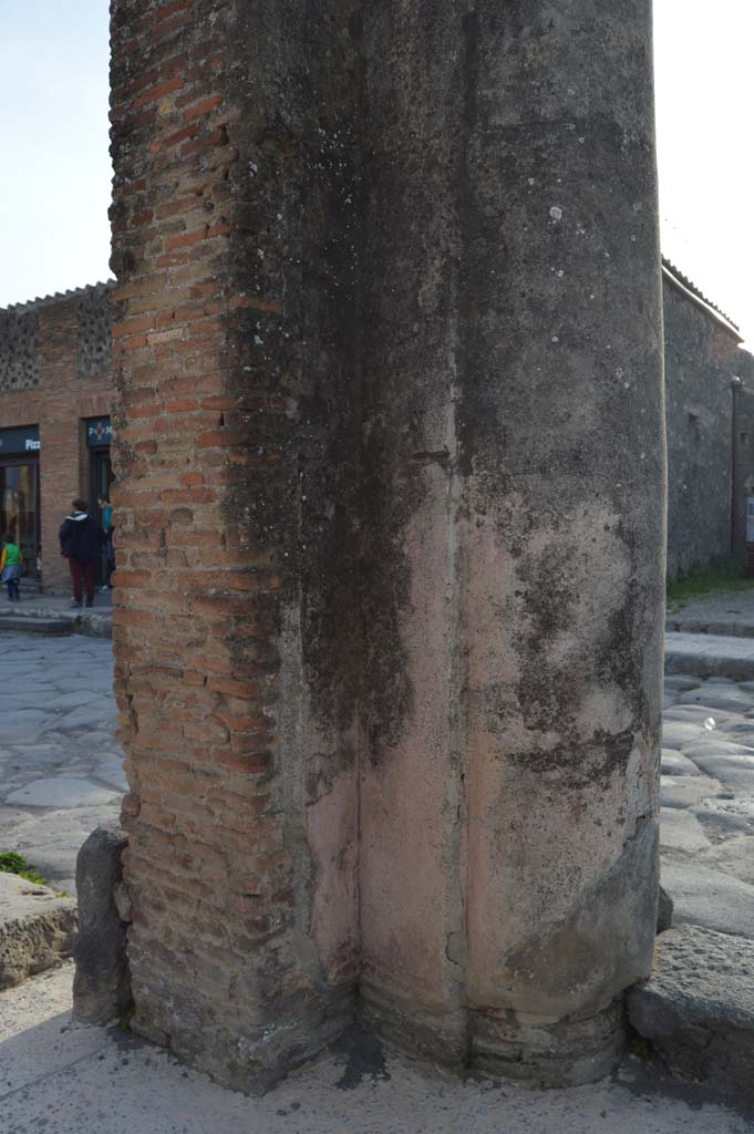 Via del Foro, east side, Pompeii. March 2019. 
Detail of stuccoed pilaster/column at south end of portico, looking south-west. 
Foto Taylor Lauritsen, ERC Grant 681269 DCOR.
