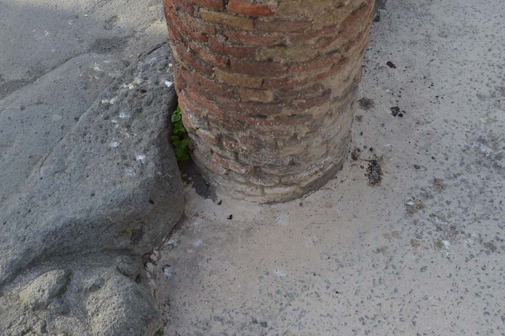 Via del Foro, east side, Pompeii. March 2019. Base of third column from south end, looking north-west.
Foto Taylor Lauritsen, ERC Grant 681269 DCOR.
