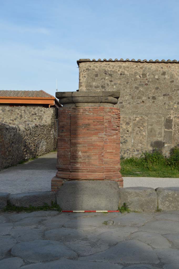 Via del Foro, east side, Pompeii. March 2019. Looking east towards fourth pilaster/column from south end. 
Foto Taylor Lauritsen, ERC Grant 681269 DCOR.

