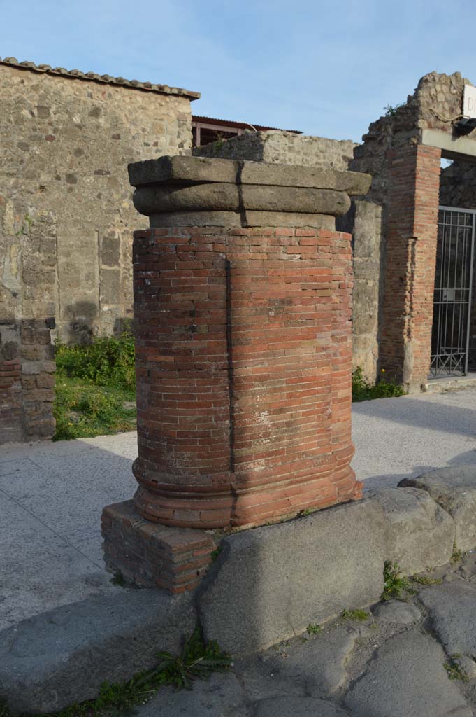 Via del Foro, east side, Pompeii. March 2019. 
Looking south-east towards fourth pilaster/column from south end. 
Foto Taylor Lauritsen, ERC Grant 681269 DCOR.
