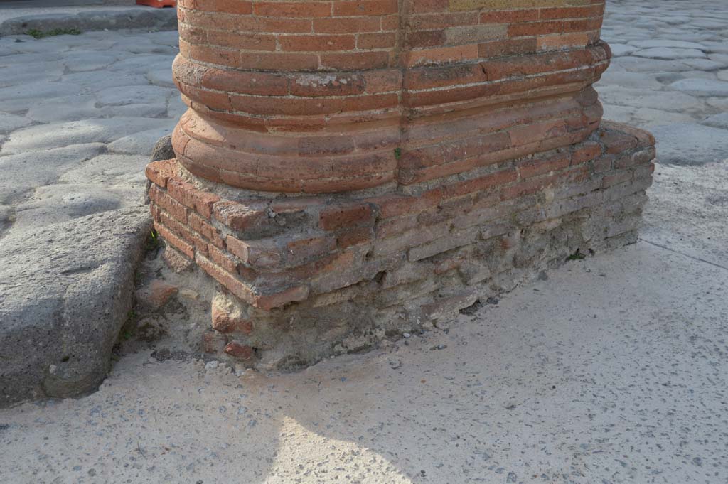 Via del Foro, east side, Pompeii. March 2019. Detail of base of fourth column/pilaster from south end.
Foto Taylor Lauritsen, ERC Grant 681269 DCOR.
