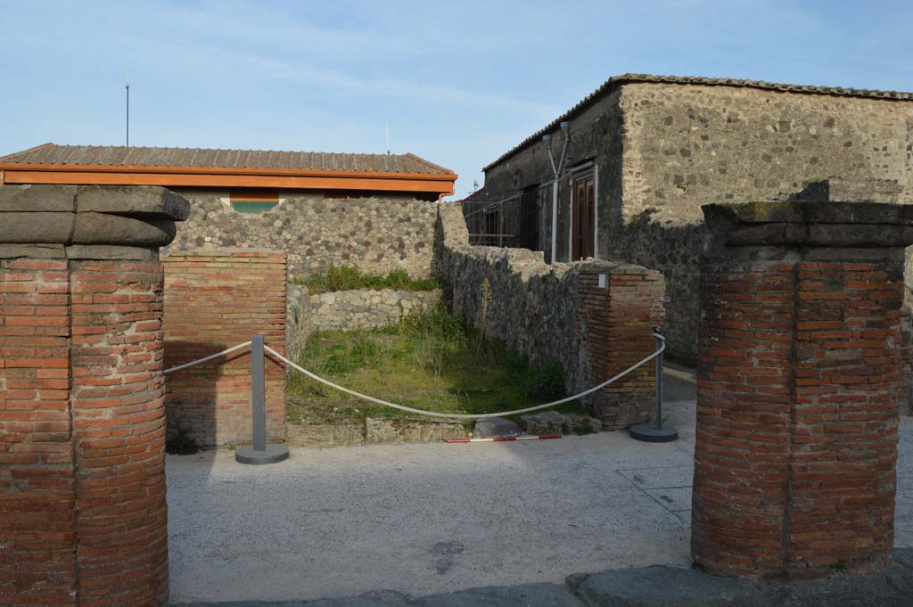 Via del Foro, east side, Pompeii. March 2019. Looking east towards VII.4.7, from between fifth and sixth pilaster/columns.
Foto Taylor Lauritsen, ERC Grant 681269 DCOR.

