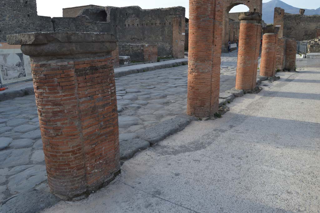 Via del Foro, east side, Pompeii. March 2019. 
Looking north-west from portico, with remaining sixth, (on left), seventh, eighth, ninth and tenth (north end) bases. 
Foto Taylor Lauritsen, ERC Grant 681269 DCOR.
