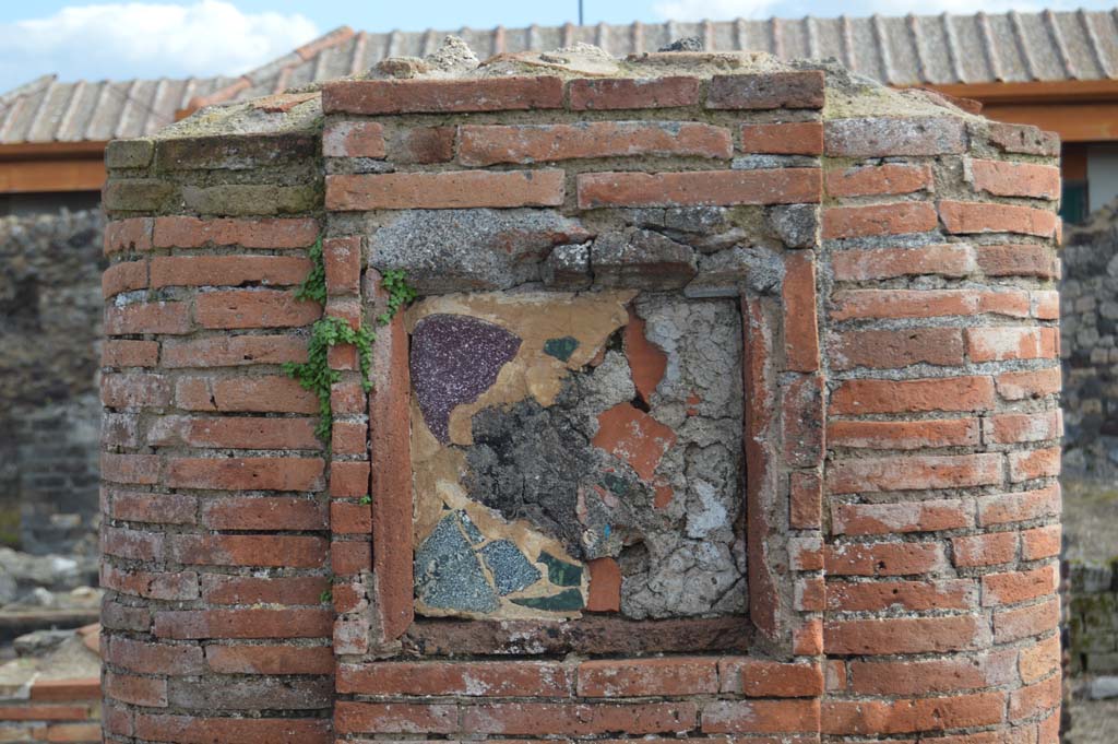 Via del Foro, east side, Pompeii. March 2018. Detail of plaque on seventh pilaster/column from south end.
Foto Taylor Lauritsen, ERC Grant 681269 DCOR.

