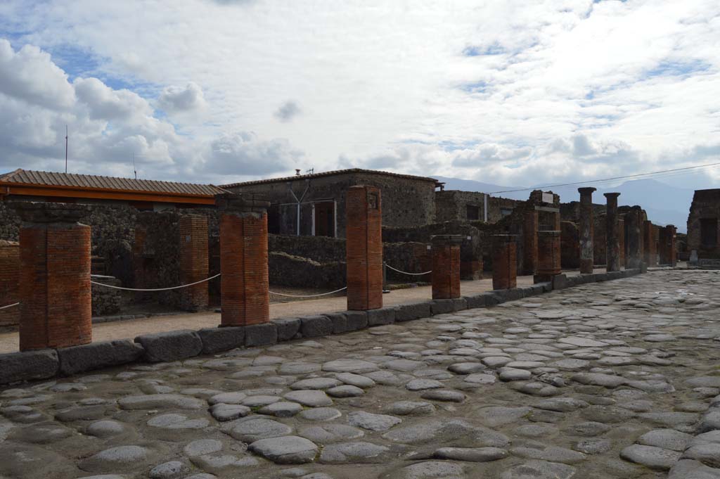 Via del Foro, east side, Pompeii. March 2018. Looking south along portico. 
Foto Taylor Lauritsen, ERC Grant 681269 DCOR
