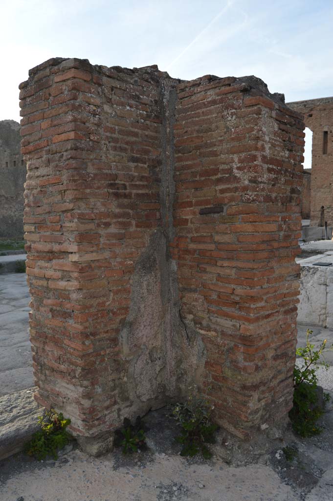 Via del Foro, east side, Pompeii. March 2019. 
Looking north-west to interior side of pilaster/column at northern end of portico.
Foto Taylor Lauritsen, ERC Grant 681269 DCOR.
