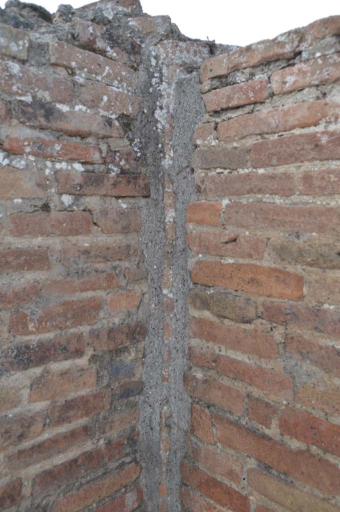 Via del Foro, east side, Pompeii. March 2019. 
Detail of upper interior side of pilaster/column at northern end of portico.
Foto Taylor Lauritsen, ERC Grant 681269 DCOR.


