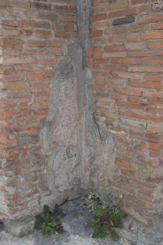 Via del Foro, east side, Pompeii. March 2019. 
Detail of lower interior side of base of pilaster/column at northern end of portico.
Foto Taylor Lauritsen, ERC Grant 681269 DCOR.

