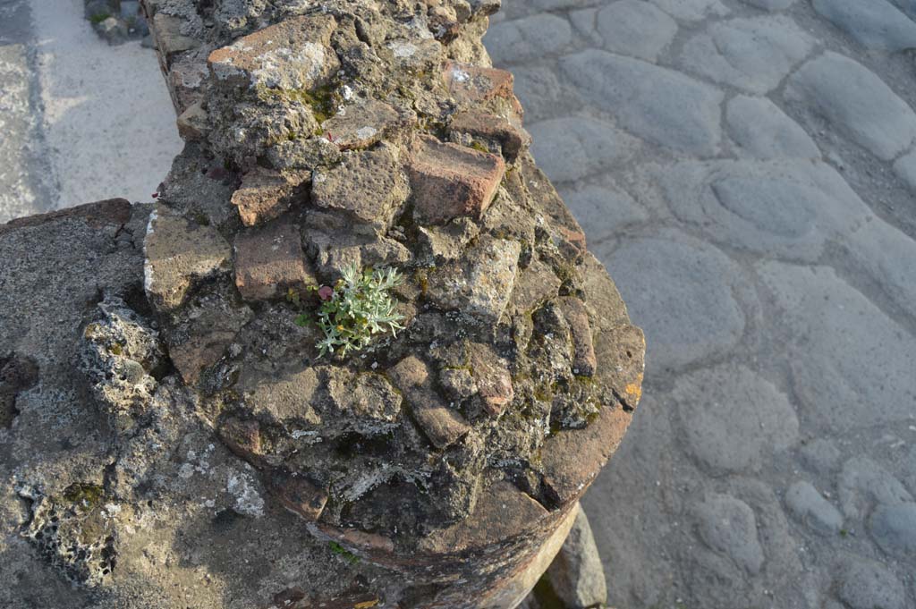Via del Foro, east side, Pompeii. March 2019. Detail of top of column/pilaster infill at northern end of portico.
Foto Taylor Lauritsen, ERC Grant 681269 DCOR.

