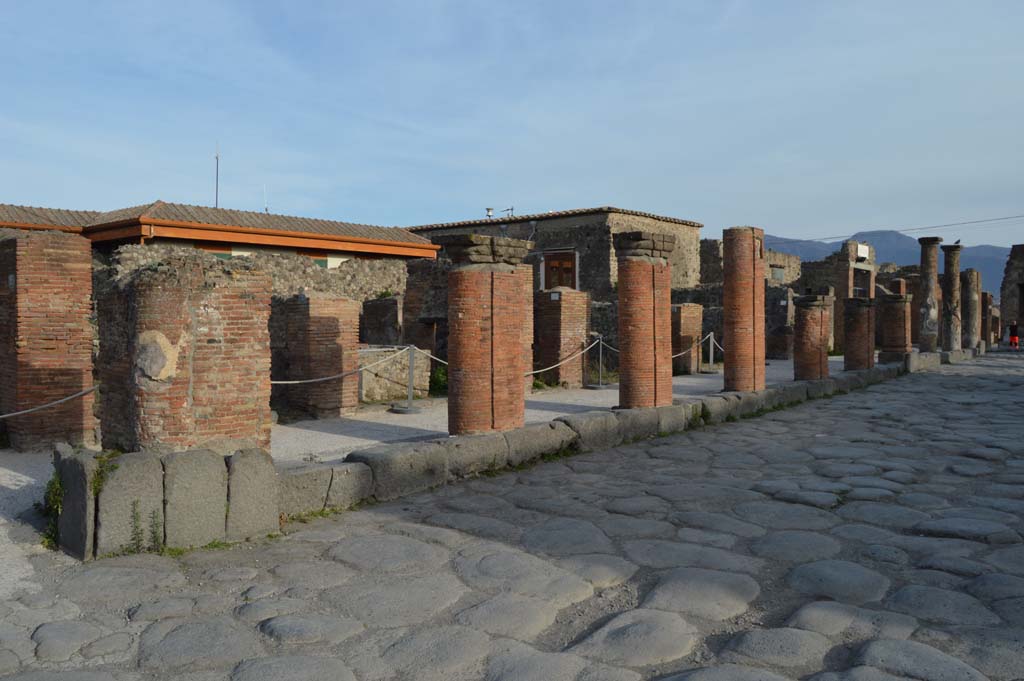 Via del Foro, east side, Pompeii. March 2019. Looking south from north end along site of portico of Tullius, from VII.4.1, on left.
Foto Taylor Lauritsen, ERC Grant 681269 DCOR.
