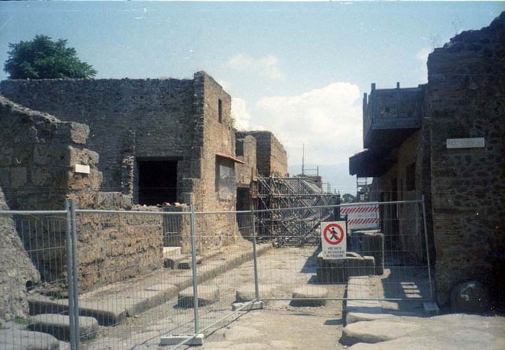 Via dell’Abbondanza, July 2011. Looking east between III.2 and I.12, from near junction.
Photo courtesy of Rick Bauer.
