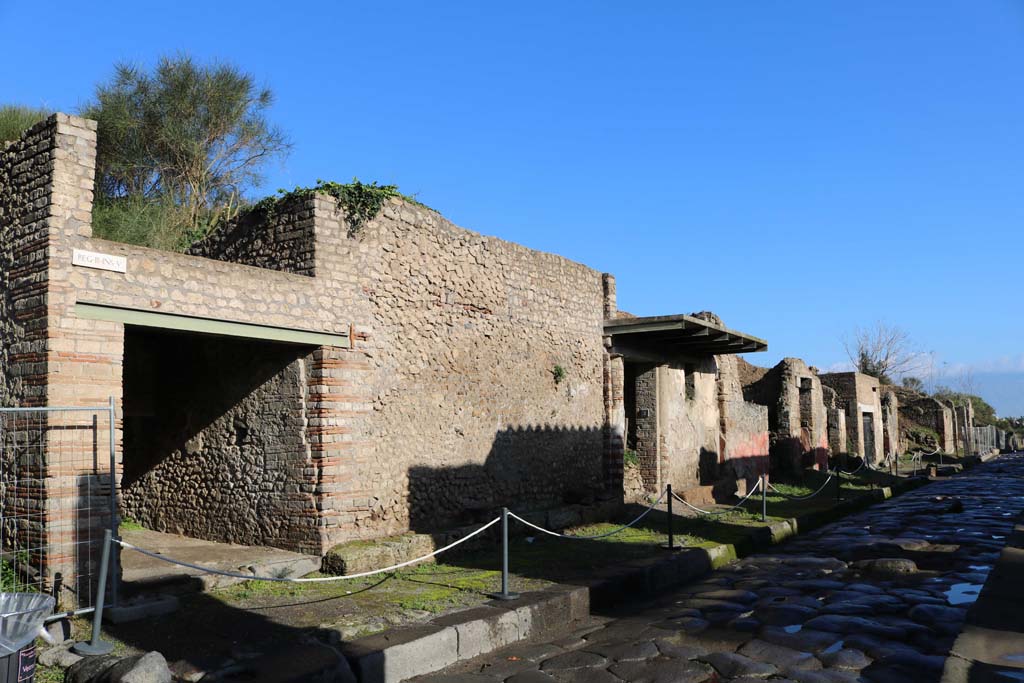 Via dell’Abbondanza, north side. December 2018. 
Looking east along from III.5.1, on left, along north side of insula. Photo courtesy of Aude Durand.
