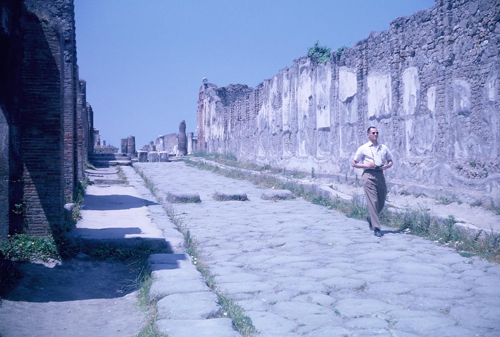 Via dell’Abbondanza, north side, Pompeii. June 1962. 
Looking west towards the Forum from between VIII.3 and VII.9. Photo courtesy of Rick Bauer.
