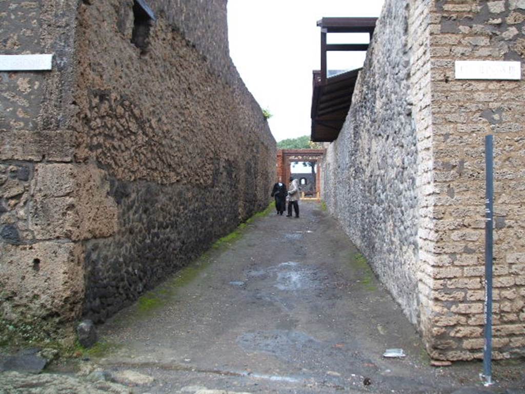 Via della Palestra between II.9 and II.8. Looking east from the junction with Via di Nocera. December 2004.