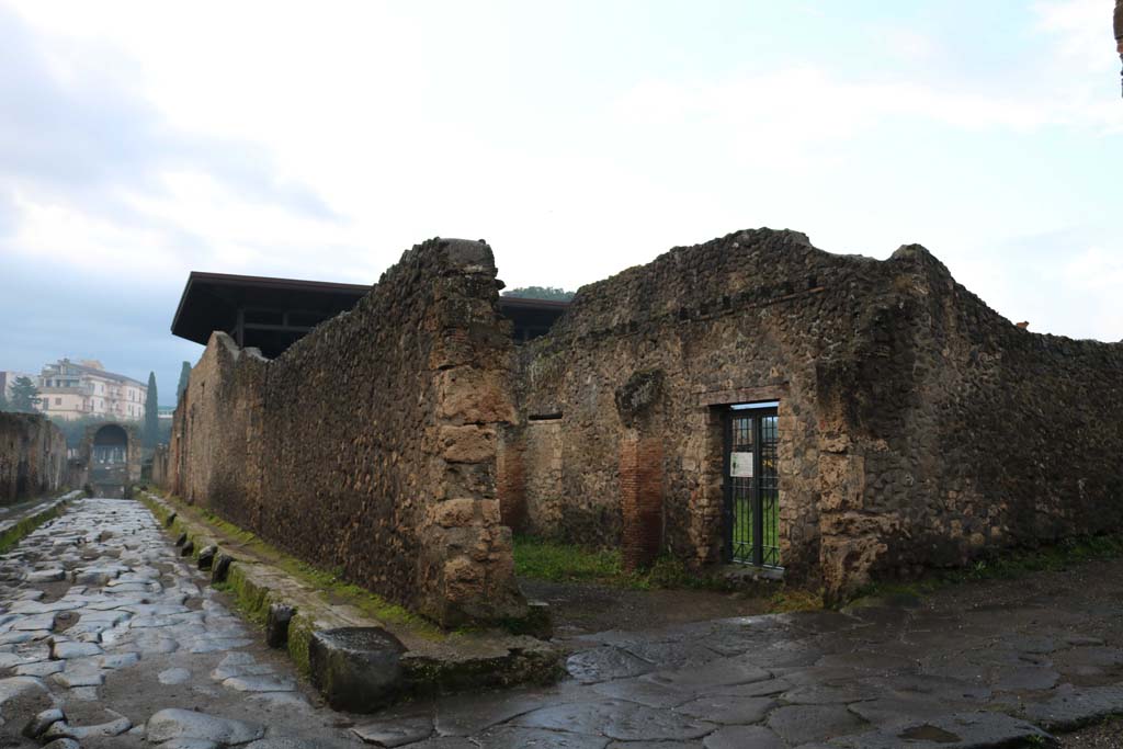 Via della Palestra, Pompeii, on right. December 2018. 
Looking south-west at junction with Via di Nocera, on left. Photo courtesy of Aude Durand.
