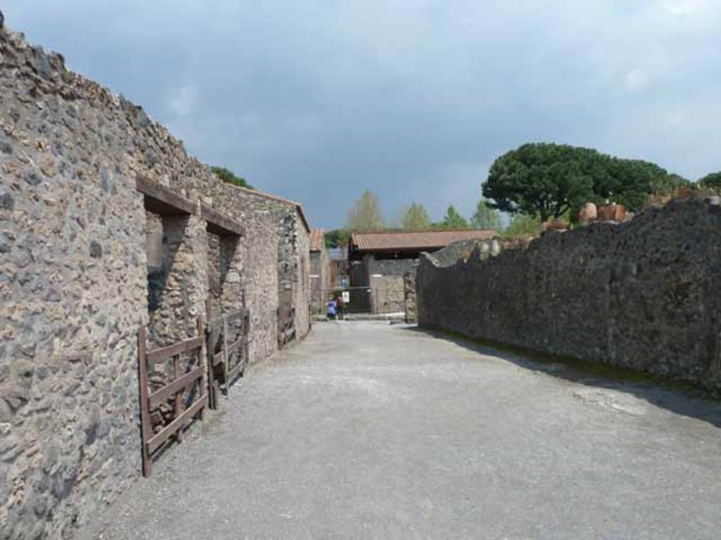 Via della Palestra. May 2010. Looking east towards Via di Nocera. 