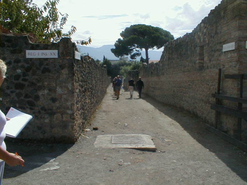 Via della Palestra. September 2004. Looking south from junction with Vicolo dei Fuggiaschi towards the entrance to the Fugitives Garden. 
