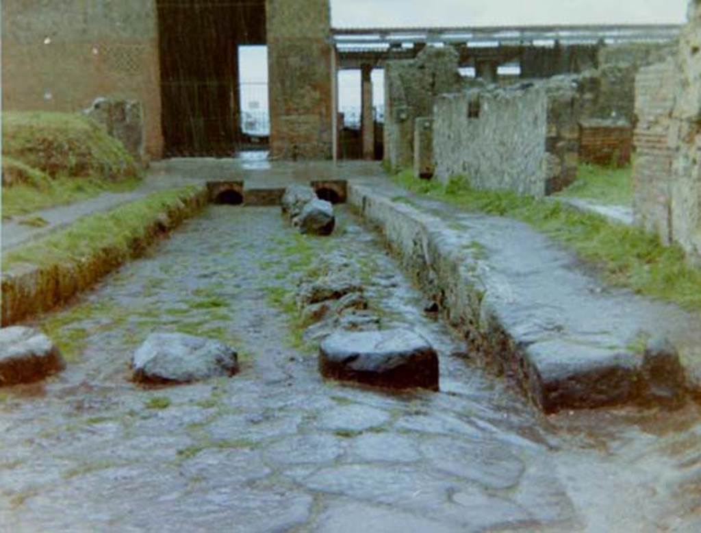 Via delle Terme, Pompeii. 4th April 1980, pre earthquake. Looking west to the junction with Vicolo del Farmacista, from the junction with Via Consolare, on right.  
Photo courtesy of Tina Gilbert.

