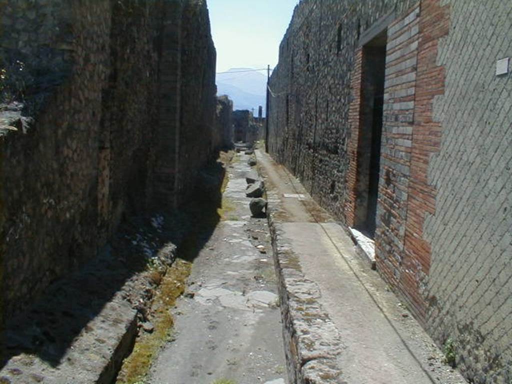 Via delle Terme. West end. May 2004. Looking south from junction with Vicolo del Farmacista. 
