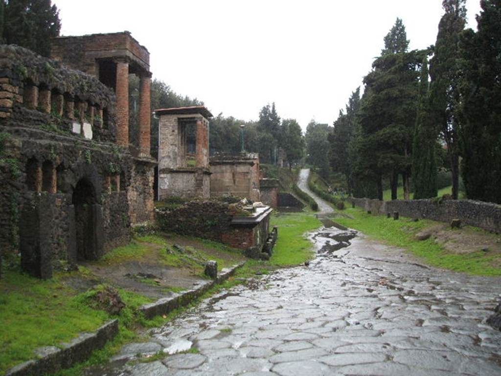 Via delle Tombe. December 2004. Looking west from junction with Via di Nocera. 