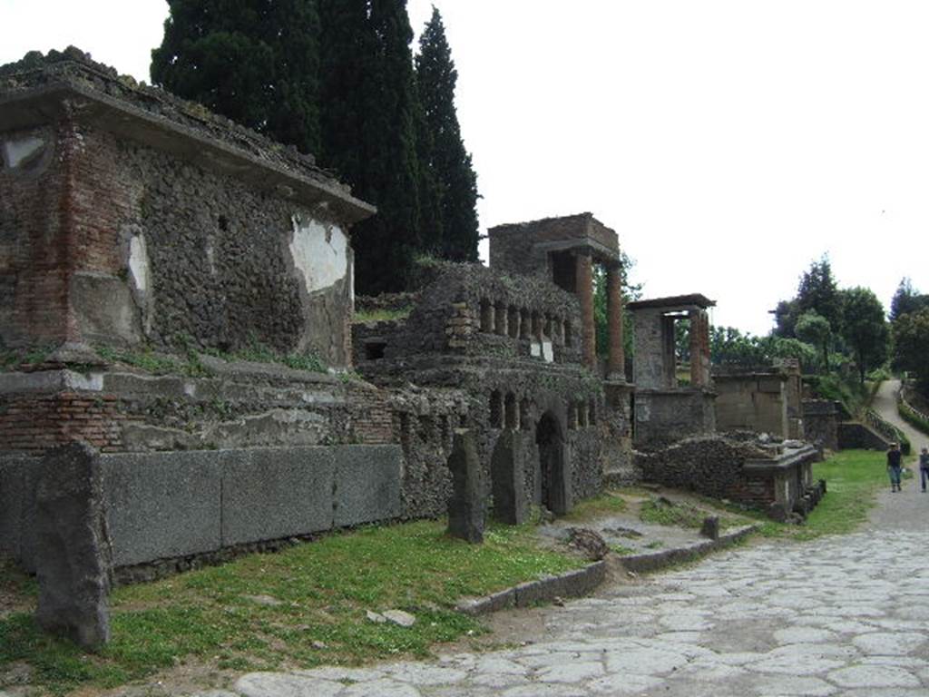 Via delle Tombe, south side, May 2006. Looking west from junction with Via di Nocera. 